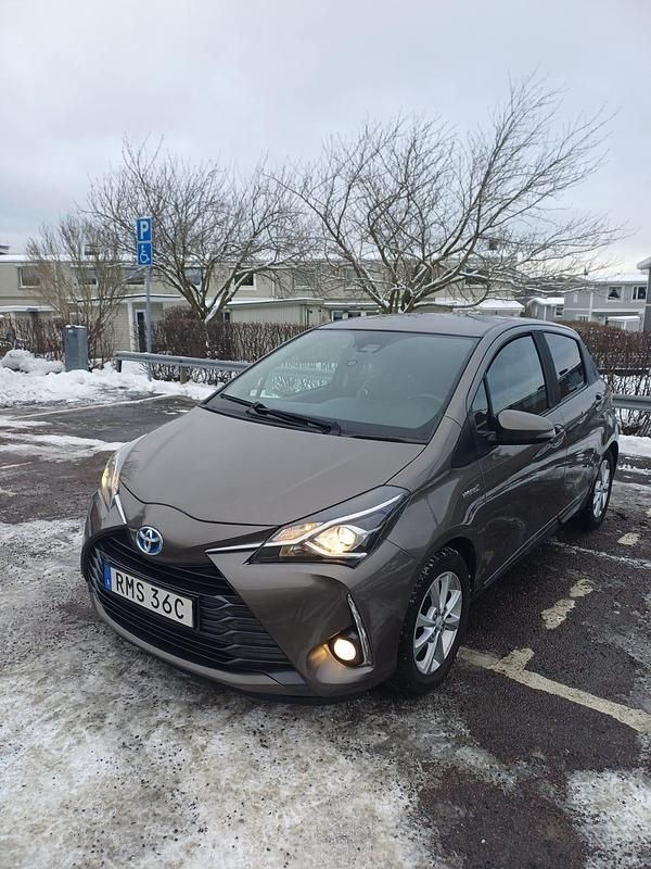 Begagnad 2019 Toyota Yaris Hybrid Halvkombi | 149 000 kr (Bra pris) - Bild 1/4