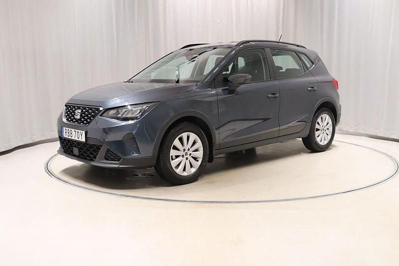 Grå Begagnad 2024 Seat Arona SUV | 184 800 kr (Marknadspris) - Bild 1/4