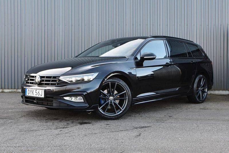 Svart Begagnad 2021 VW Passat R-line Kombi | 359 900 kr (Dyr) - Bild 1/4