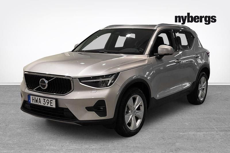 Ljusgrå (grå) Begagnad 2024 Volvo XC40 Core SUV | 339 000 kr (Marknadspris) - Bild 1/4
