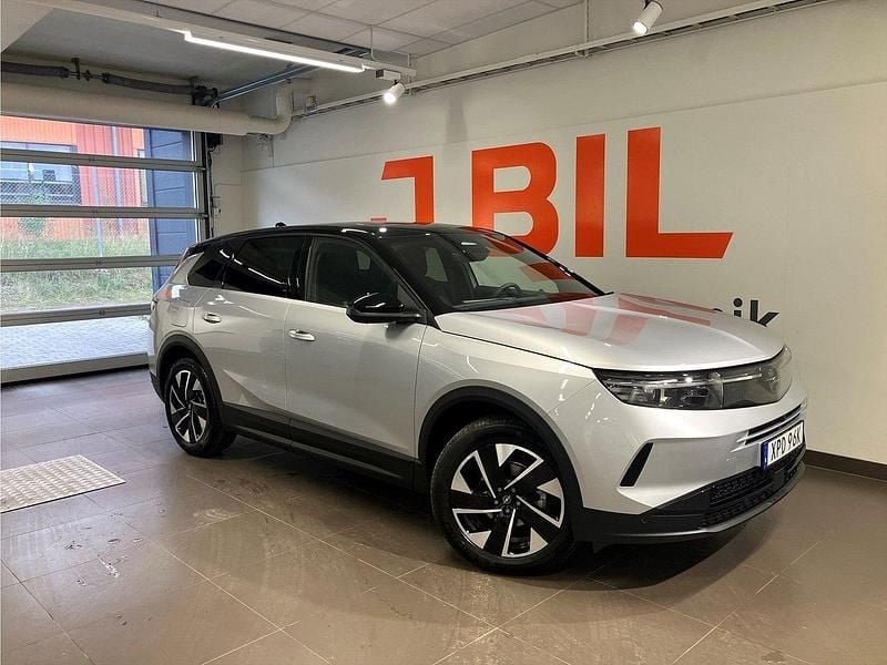 Grå Begagnad 2025 Opel Grandland X Ultimate SUV | 439 900 kr (Marknadspris) - Bild 1/4