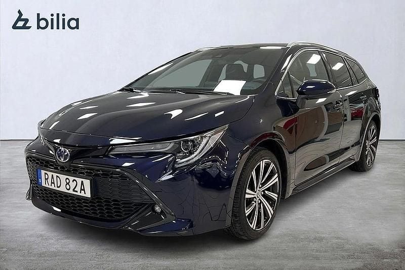 Mörkblå Begagnad 2022 Toyota Corolla Style Kombi | 284 900 kr (Marknadspris) - Bild 1/4