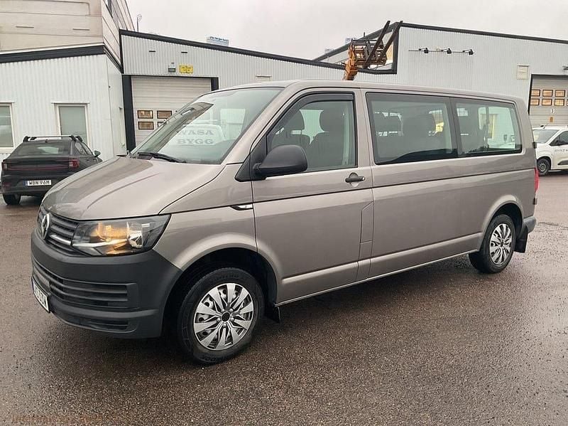 Ljusbrun Begagnad 2019 VW Caravelle Minibuss | 239 900 kr (Bra pris) - Bild 1/4