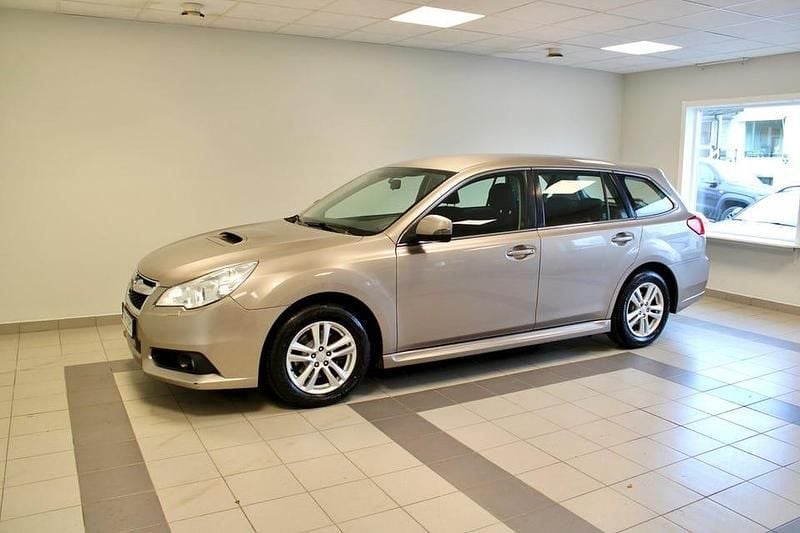 Ljusbrun (brun) Begagnad 2013 Subaru Legacy Kombi | 79 900 kr (Marknadspris) - Bild 1/4