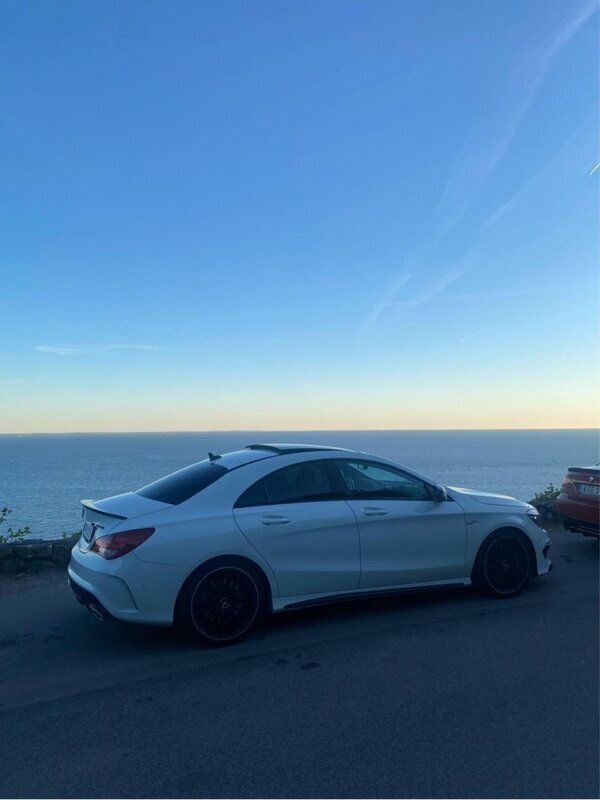 Vit Begagnad 2015 Mercedes CLA45 AMG AMG Sportkupé | 319 000 kr (Lite dyr) - Bild 1/4