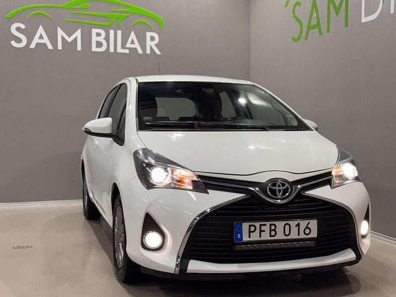 Vit Begagnad 2017 Toyota Yaris Active Halvkombi | 94 900 kr (Marknadspris) - Bild 1/4
