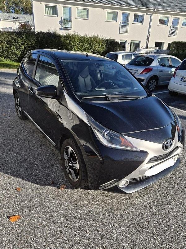 Svart Begagnad 2015 Toyota Aygo X-clusiv Halvkombi | 65 000 kr (Marknadspris) - Bild 1/4