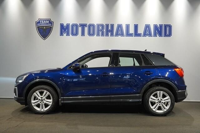 Blå Begagnad 2024 Audi Q2 Advanced Plus SUV | 294 900 kr (Marknadspris) - Bild 1/4
