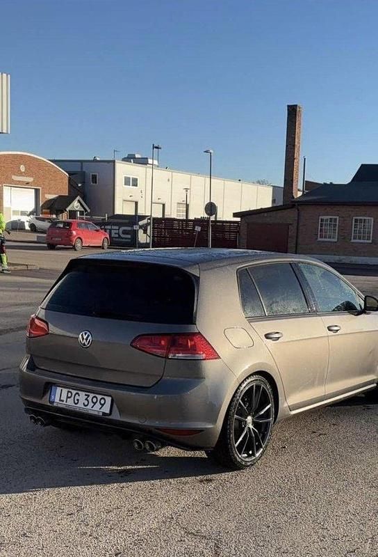 Grå Begagnad 2015 VW Golf VII Halvkombi | 94 900 kr (Lite dyr) - Bild 1/4