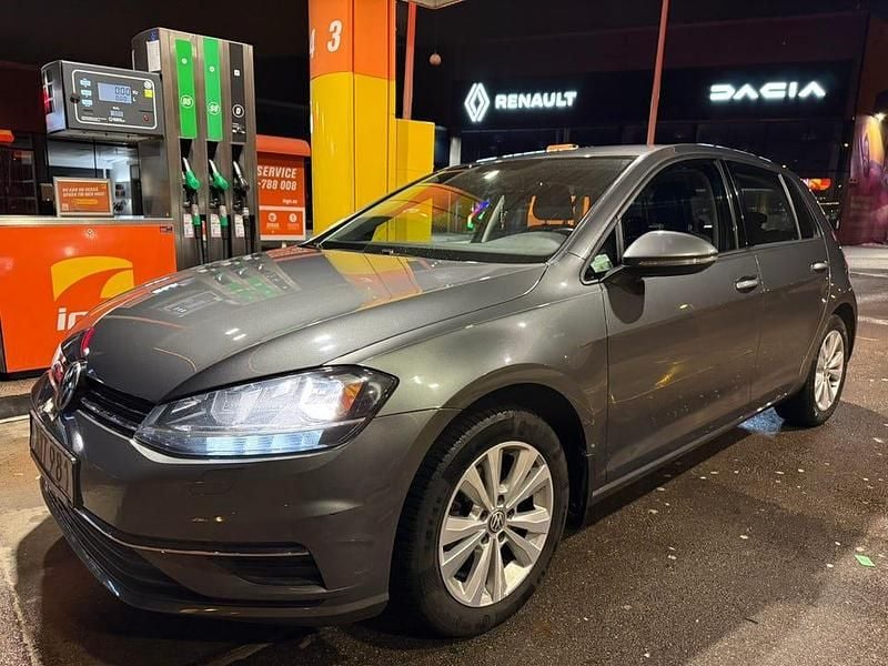 Grå metallic Begagnad 2018 VW Golf VII Halvkombi | 148 500 kr (Bra pris) - Bild 1/4