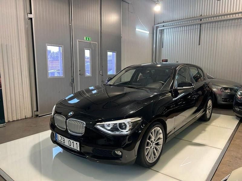 Begagnad BMW 116 Sport Line 136 HK (100 kW) 2011 Svart Halvkombi