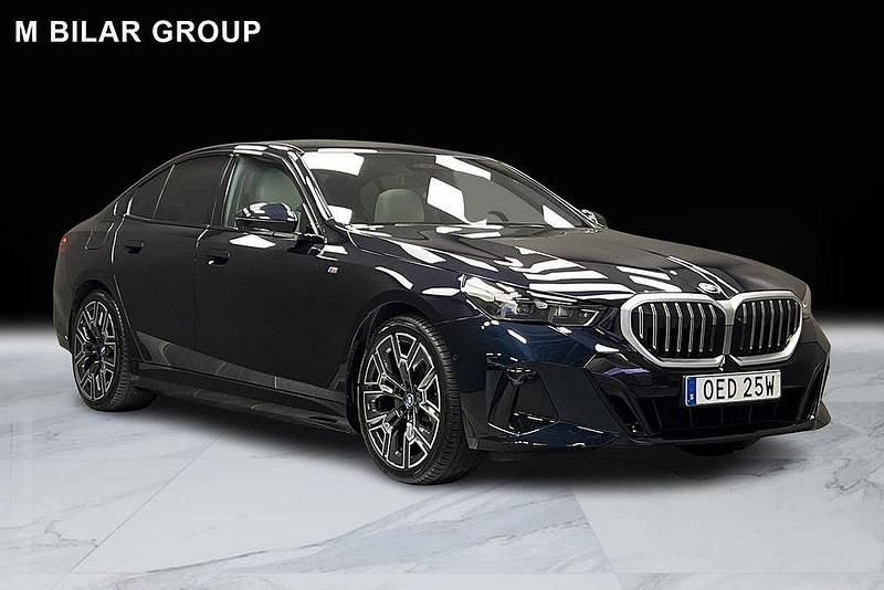 Svart Begagnad 2024 BMW 530e M Sport Sedan | 659 000 kr (Marknadspris) - Bild 1/4