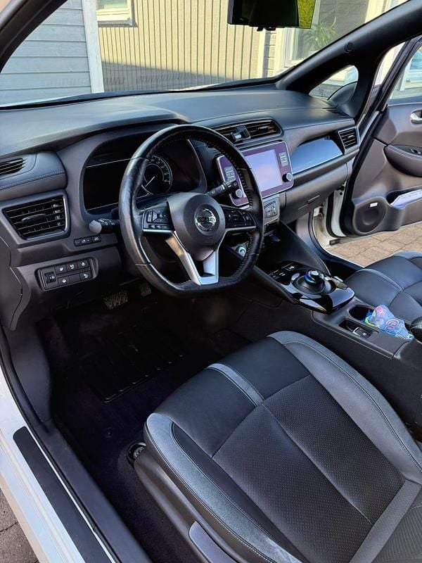 Begagnad Nissan Leaf Tekna 159 kW (217 HK) 2022 Pärlemovit Halvkombi