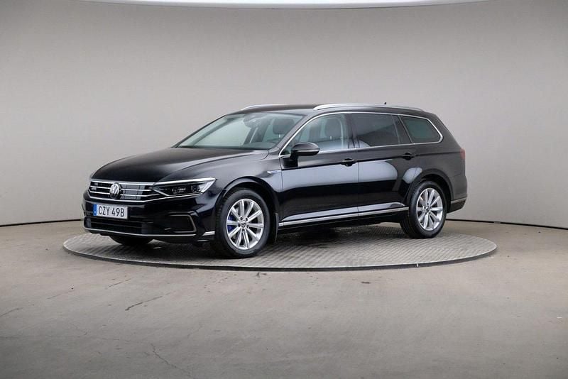 Svart (deep black pearl (pearl)) Begagnad 2023 VW Passat Executive Kombi | 289 000 kr (Bra pris) - Bild 1/4