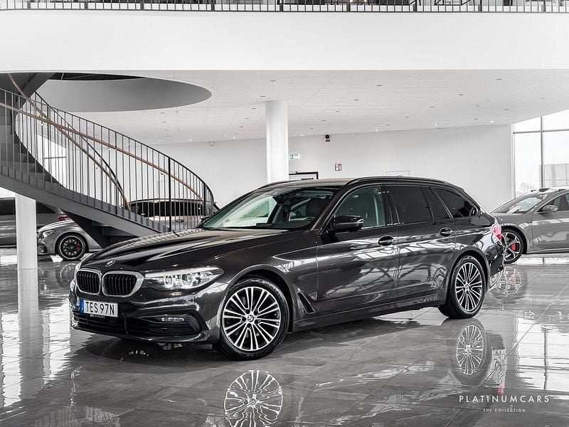 Svart (jatoba metallic) Begagnad 2019 BMW 520 Sport Line Kombi | 219 000 kr (Superpris) - Bild 1/4