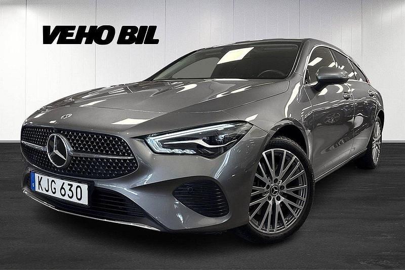 Mörkgrå Begagnad 2023 Mercedes CLA250e Shooting Brake Premium Kombi | 349 000 kr (Marknadspris) - Bild 1/4