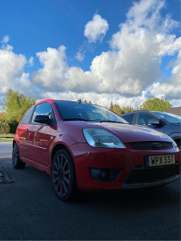 Röd Begagnad 2005 Ford Fiesta ST Halvkombi | 30 000 kr (Marknadspris) - Bild 1/4