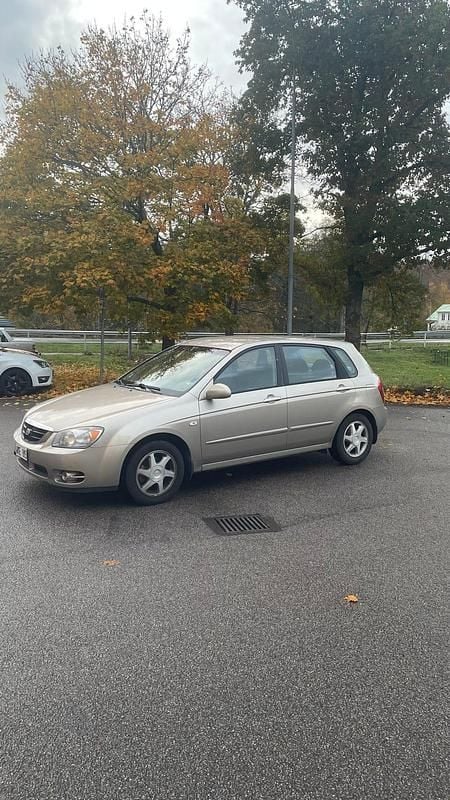 Begagnad 2005 Kia Cerato Halvkombi | 22 000 kr - Bild 1/4