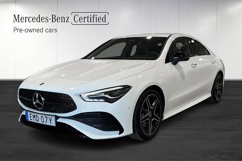 Vit (white) Begagnad 2024 Mercedes CLA200 AMG Sportkupé | 384 900 kr (Superpris) - Bild 1/4