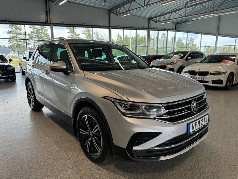 Silver Begagnad 2021 VW Tiguan Elegance SUV | 256 900 kr (Bra pris) - Bild 1/4