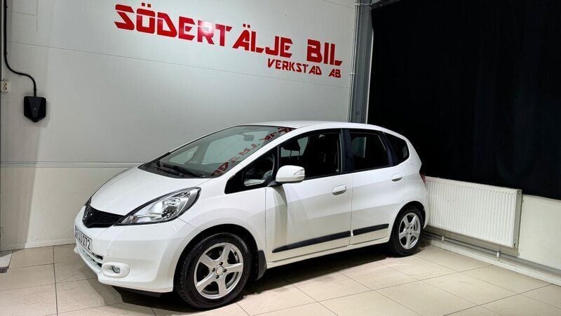 Vit Begagnad 2011 Honda Jazz Halvkombi | 109 900 kr (Lite dyr) - Bild 1/4