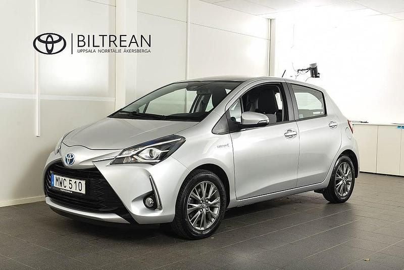 Silver Begagnad 2018 Toyota Yaris Hybrid Active Halvkombi | 159 900 kr (Marknadspris) - Bild 1/4