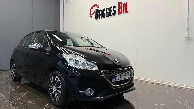 Svart Begagnad 2013 Peugeot 208 Halvkombi | 44 900 kr (Marknadspris) - Bild 1/4
