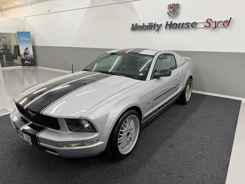 Silver Begagnad 2005 Ford Mustang Sportkupé | 89 900 kr - Bild 1/3