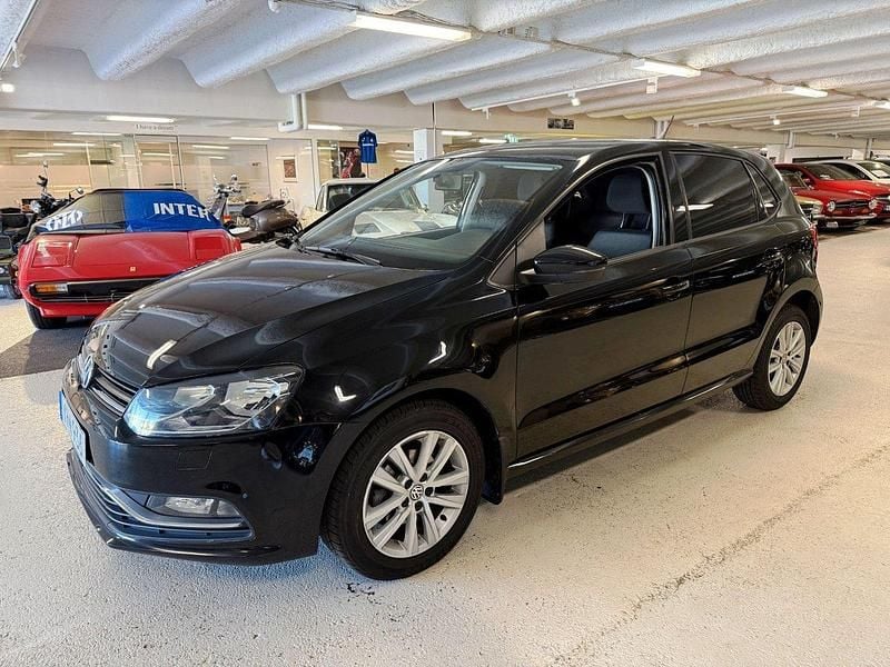 Svart Begagnad 2017 VW Polo Halvkombi | 139 900 kr (Marknadspris) - Bild 1/4