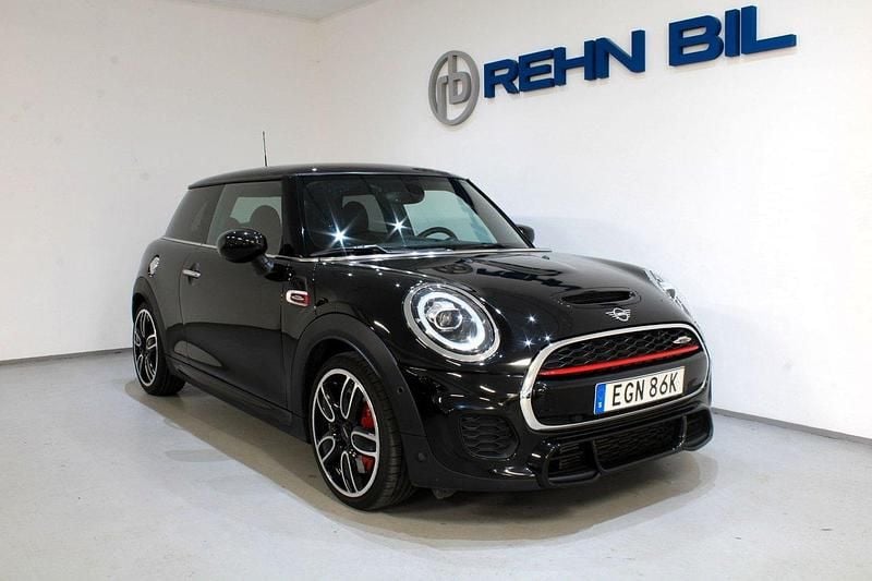 Svart Begagnad 2019 Mini John Cooper Works Chili Halvkombi | 269 000 kr (Marknadspris) - Bild 1/4