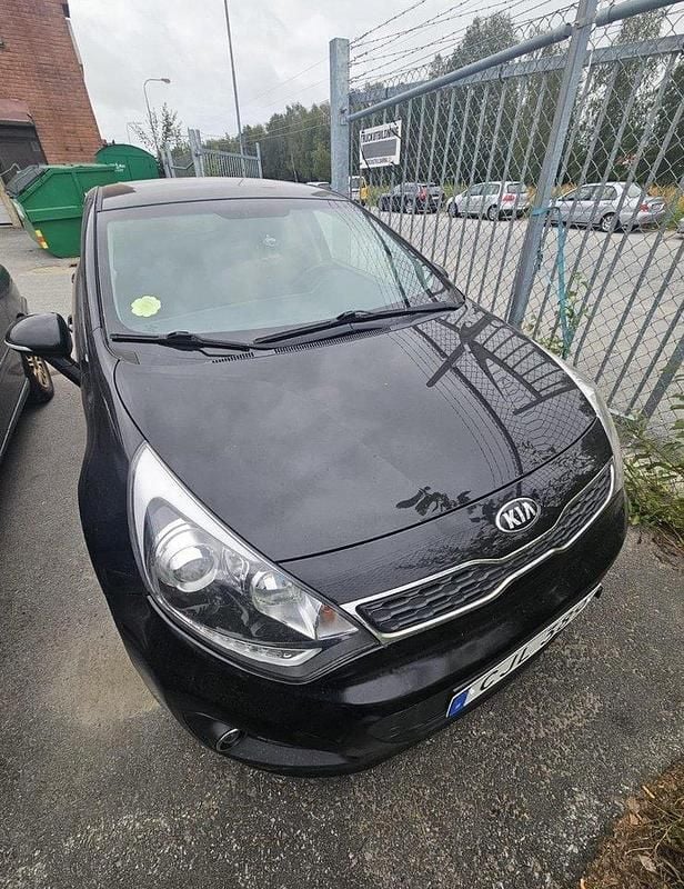 Svart Begagnad 2014 Kia Rio Halvkombi | 65 000 kr (Marknadspris) - Bild 1/4