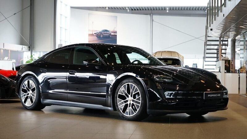Svart Begagnad 2022 Porsche Taycan Sedan | 595 000 kr - Bild 1/4