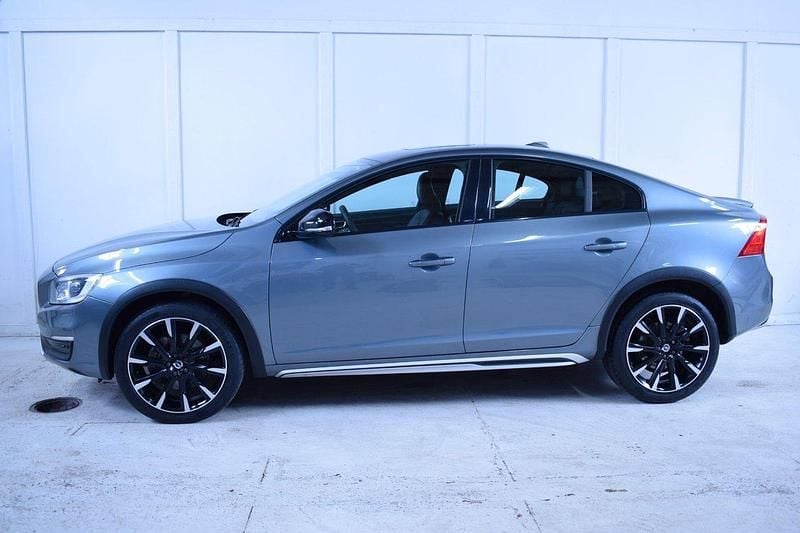 Grå Begagnad 2016 Volvo S60 CC Summum Sedan | 209 900 kr (Bra pris) - Bild 1/4