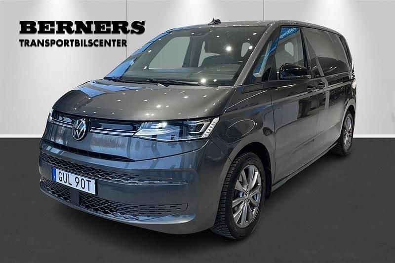 Grå Begagnad 2022 VW Multivan Life Van | 499 900 kr (Dyr) - Bild 1/4