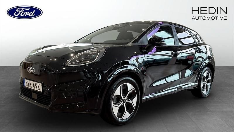 Svart (black) Ny 2025 Ford Puma Gen-E SUV | 398 000 kr (Marknadspris) - Bild 1/4