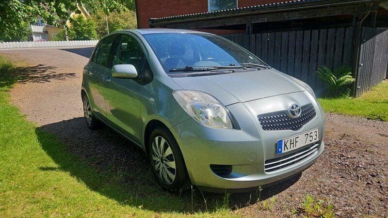 Grå Begagnad 2006 Toyota Yaris Halvkombi | 27 000 kr (Superpris) - Bild 1/4