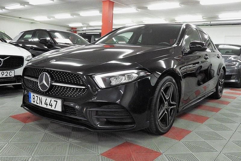 Svart Begagnad 2018 Mercedes A180 AMG line Halvkombi | 224 500 kr (Marknadspris) - Bild 1/4