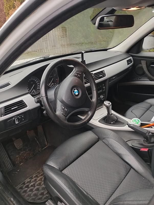 Tak samt bakspoiler svart Begagnad 2010 BMW 320 Sedan | 75 900 kr (Marknadspris) - Bild 1/4