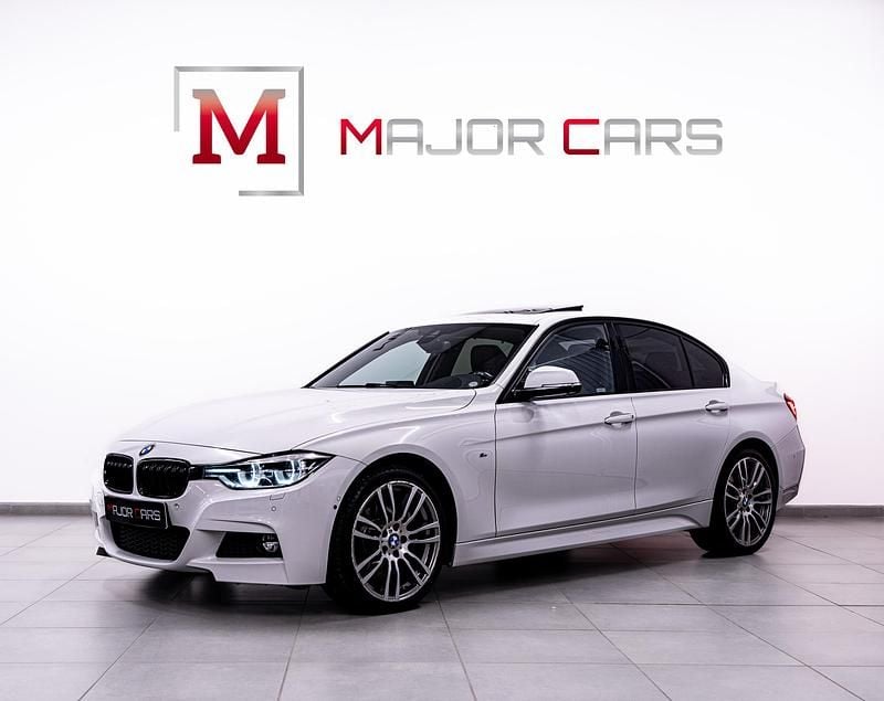Vit Begagnad 2018 BMW 320 M Sport Sedan | 239 900 kr (Marknadspris) - Bild 1/4