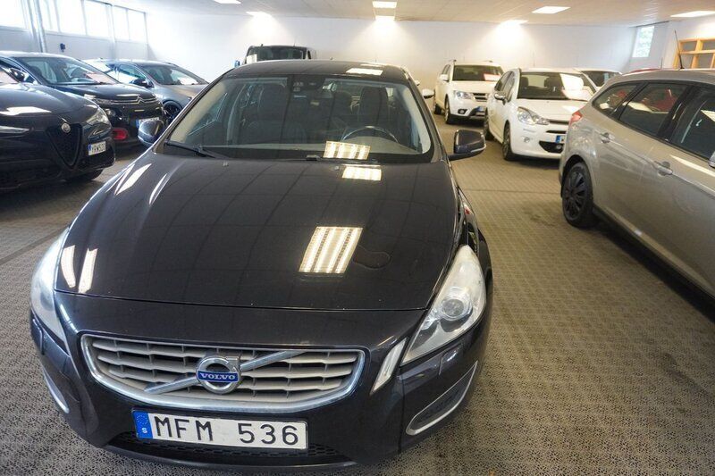 Svart Begagnad 2012 Volvo S60 Momentum Sedan | 73 000 kr (Marknadspris) - Bild 1/4