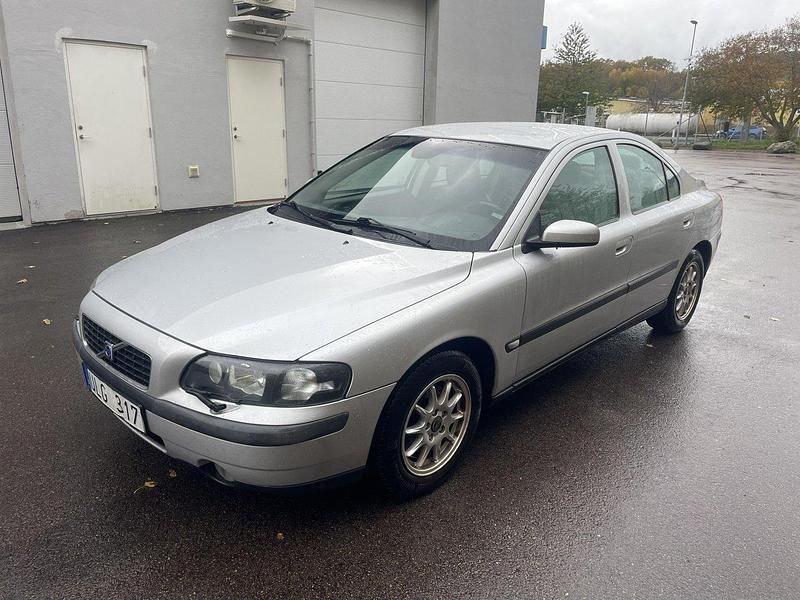 Grå Begagnad 2004 Volvo S60 Business Edition Sedan | 25 000 kr (Marknadspris) - Bild 1/4