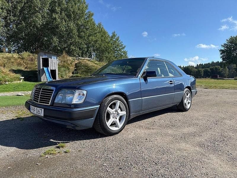 Blå Begagnad 1994 Mercedes E320 Sportkupé | 175 000 kr - Bild 1/4
