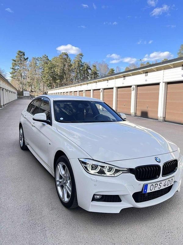 Vit Begagnad 2018 BMW 320 M Sport Sedan | 208 000 kr (Marknadspris) - Bild 1/4