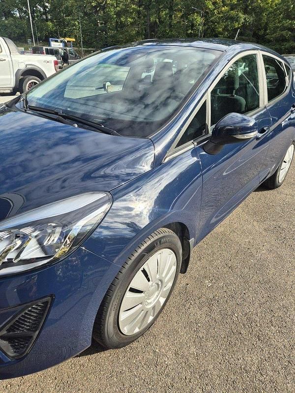 Blå Begagnad 2018 Ford Fiesta Trend Halvkombi | 99 000 kr (Superpris) - Bild 1/4