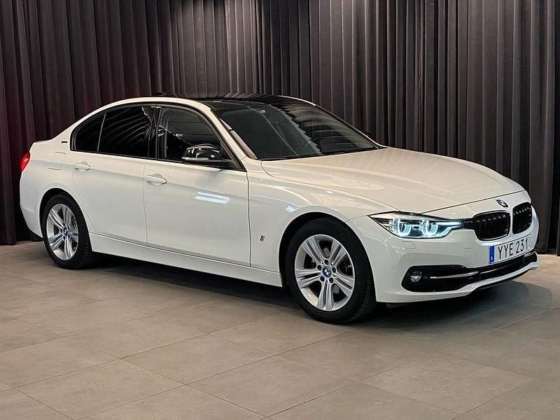 Vit Begagnad 2018 BMW 330 Sport Line Sedan | 209 500 kr (Superpris) - Bild 1/4