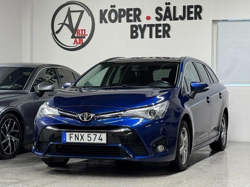 Mörkblå Begagnad 2015 Toyota Avensis Multidrive S Kombi | 159 900 kr (Marknadspris) - Bild 1/4
