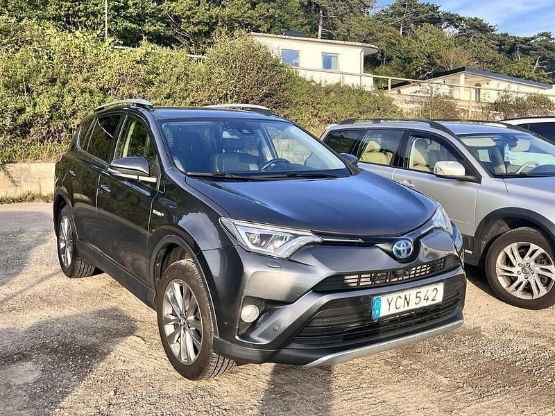 Grå Begagnad 2016 Toyota RAV4 Hybrid SUV | 249 900 kr - Bild 1/4