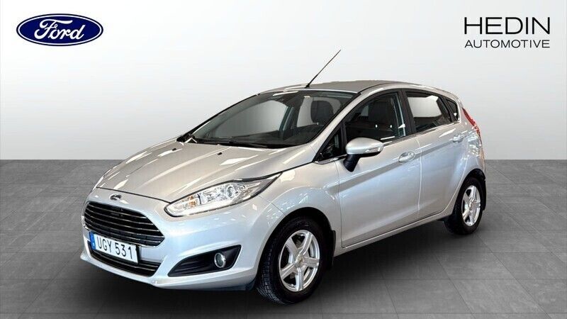 Grå (silver) Begagnad 2015 Ford Fiesta Halvkombi | 104 900 kr (Marknadspris) - Bild 1/4