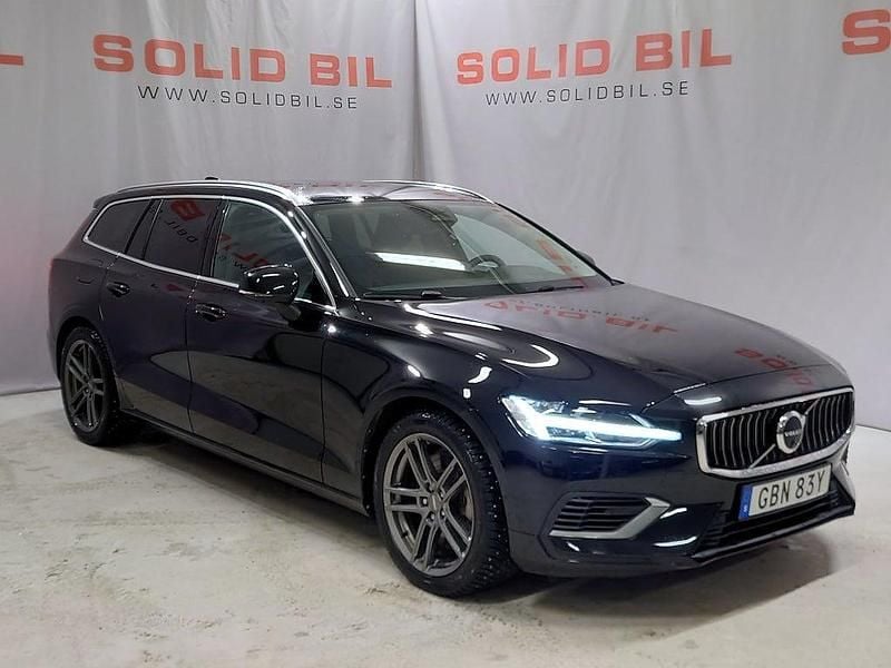 Svart Begagnad 2023 Volvo V60 Core Kombi | 369 900 kr (Marknadspris) - Bild 1/4
