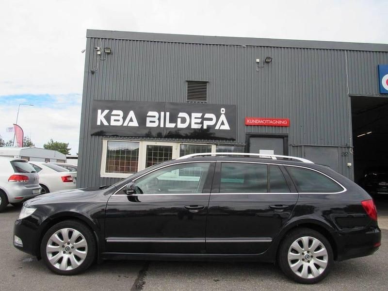 Svart Begagnad 2010 Skoda Superb Kombi | 69 900 kr - Bild 1/4